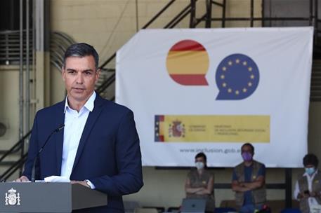 21/08/2021. Sánchez visita en Madrid el 'Hub' europeo de recepción de cooperantes afganos. El presidente del Gobierno, Pedro Sánchez, durant...